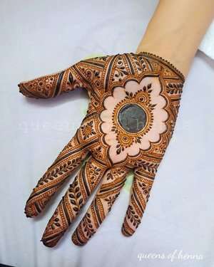 Gulf Heart Vine mehndi design for finger — refined henna pattern